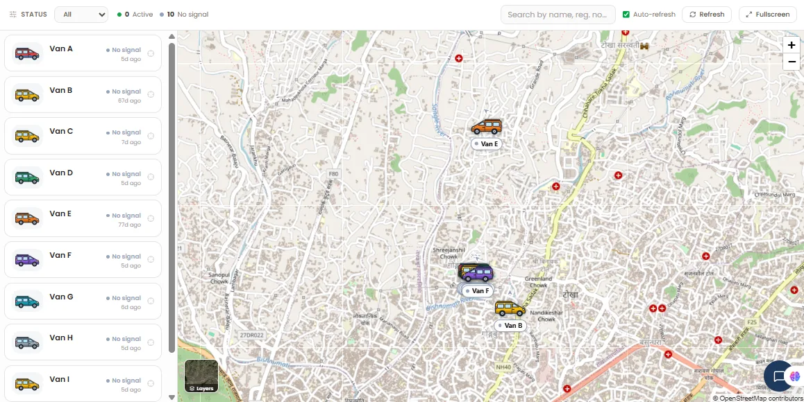 FullBagERP live tracking: a list of school vans with their signal status on the left, and an OpenStreetMap map showing where each van was last seen.